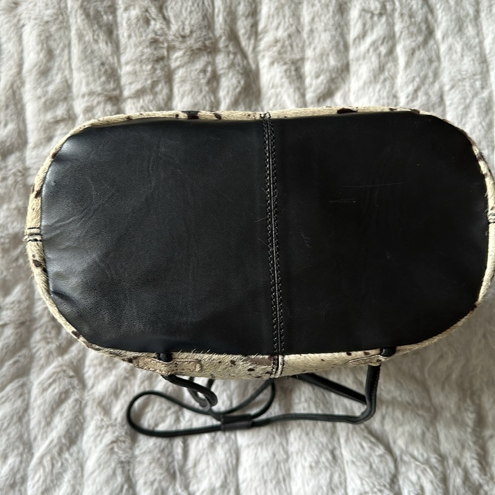Faux cowhide drawstring backpack - Picture 3 of 4
